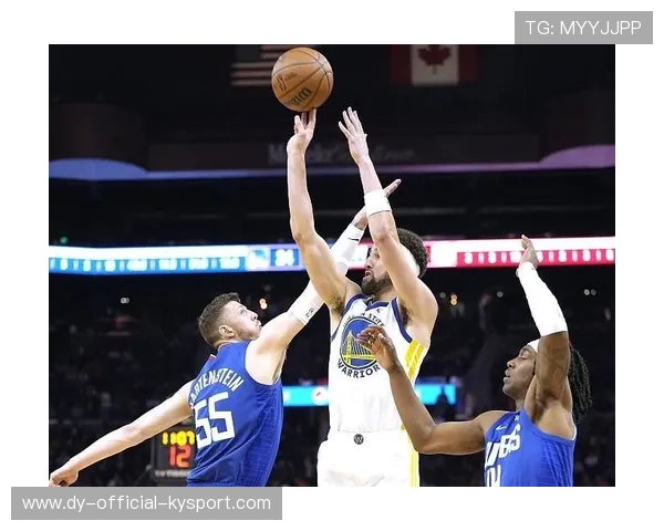 勇士以库里和穆迪的爆发击败太阳，终结连败，勇士队为库里布置的战术